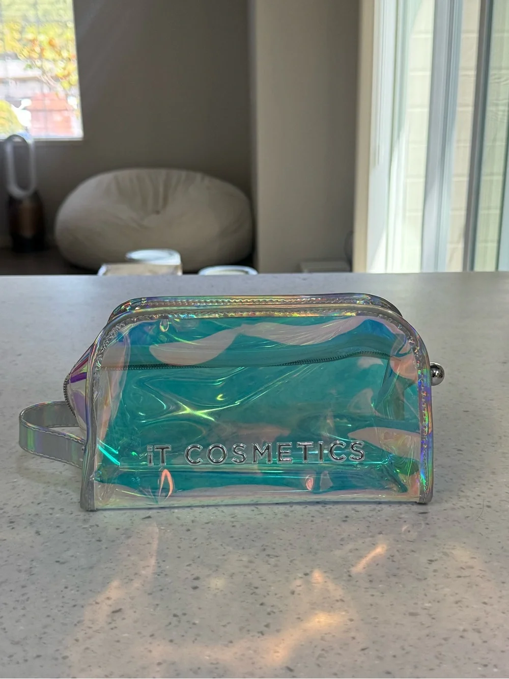 it cosmetics Iridescent Holographic Travel Pouch